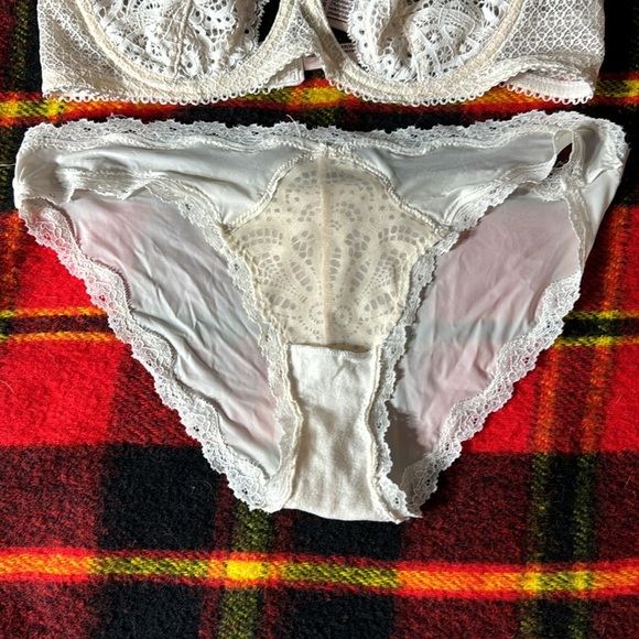 Victoria’s Secret M ivory bikini panty lace - Picture 2 of 9